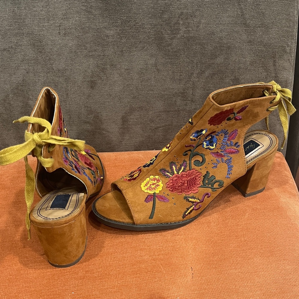 Mari A. MA- ALICIA Boho peep toe block heel Embroidered Floral Tan size 9.5 US